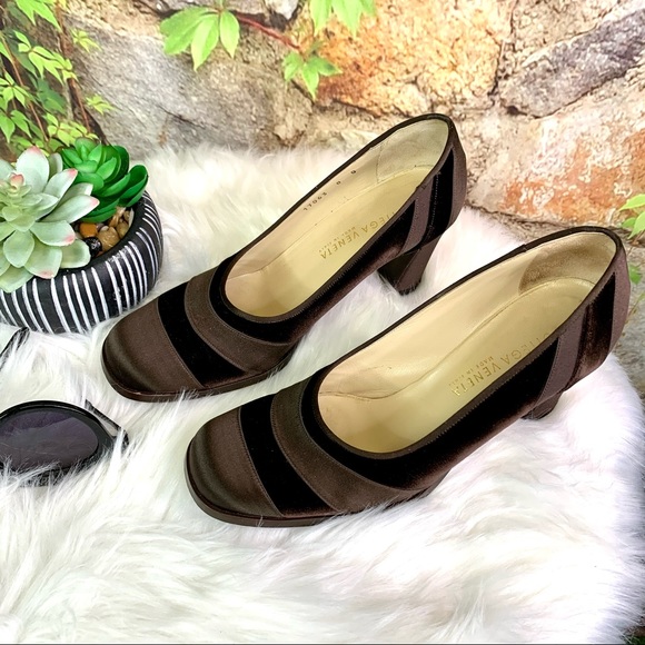 IOB BOTTEGA VENETA Handmade Brown Satin and Velvet Pumps, 8 - Picture 5 of 15